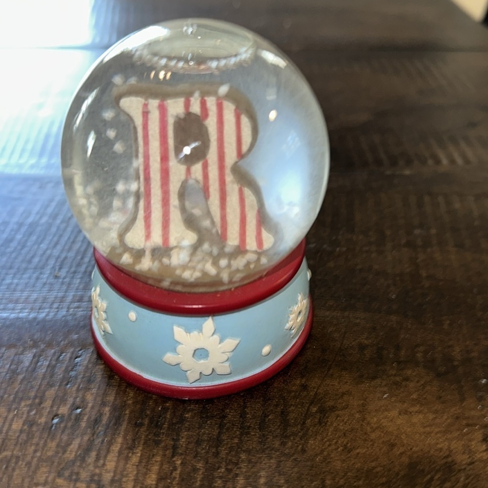 Miniature R initial Christmas snow globe - Picture 7 of 7